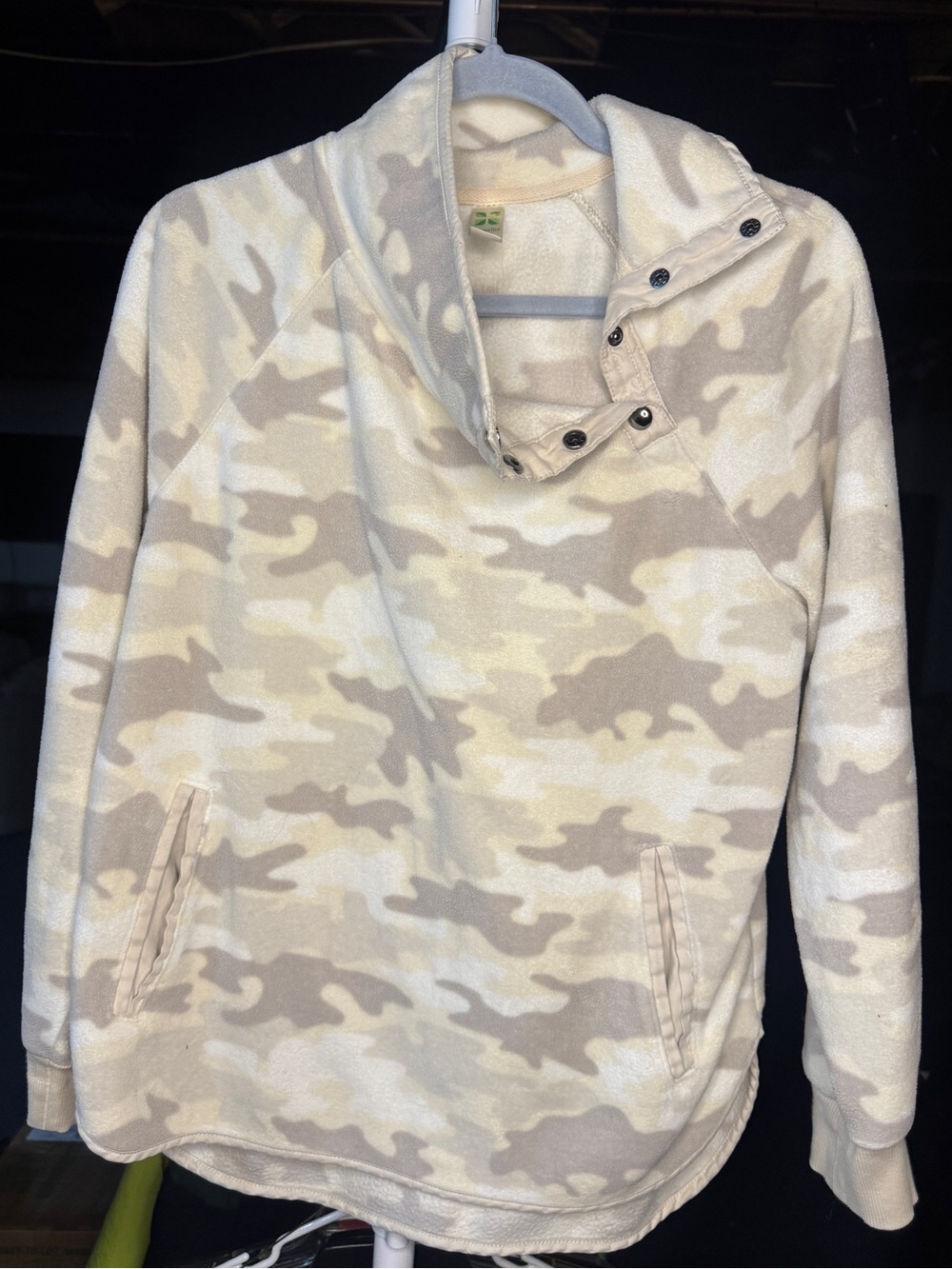 GreenTea Women’s Cream & Tan Camo Snap-Shoulder Pullover Jacket
